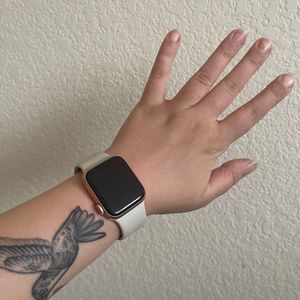 Apple Watch SE (GPS, 40mm) - Gold Aluminium Case with Starlight Sport Band